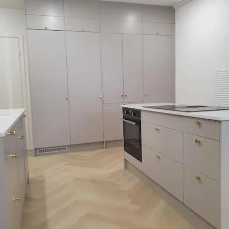 Apartment 4H+Keittioe Omalla Sisaeaenkaeynnillae