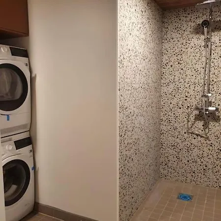 4H+Keittioe Omalla Sisaeaenkaeynnillae Apartment *